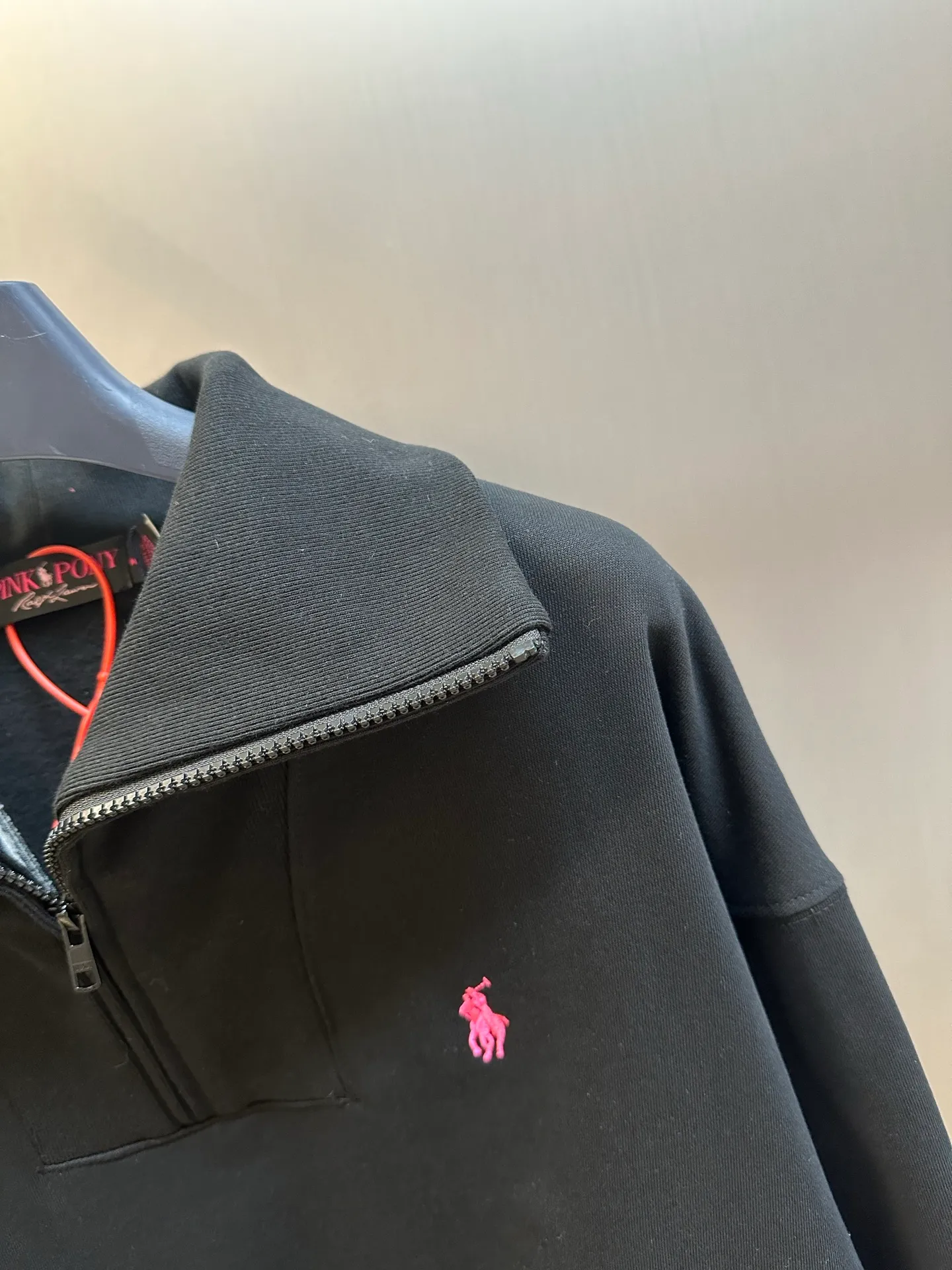 P440 Ralph Lauren Pink Label Half Turtleneck Sweatshirt Made of custom-made luxury cotton fleece composite, a touch of pink pony logo embroidery is embellished on the chest, and the back panel is embellished with the brand letters outlined in ivory white satin intarsia. The pink pony embroidery leaping in the center is the only color footnote in this black and white silent film.  Using imported machine appliqué embroidery technology, advanced computer control systems and precision mechanical components, Ralph Lauren appliqué embroidery operations are realized.  size：s m l xl